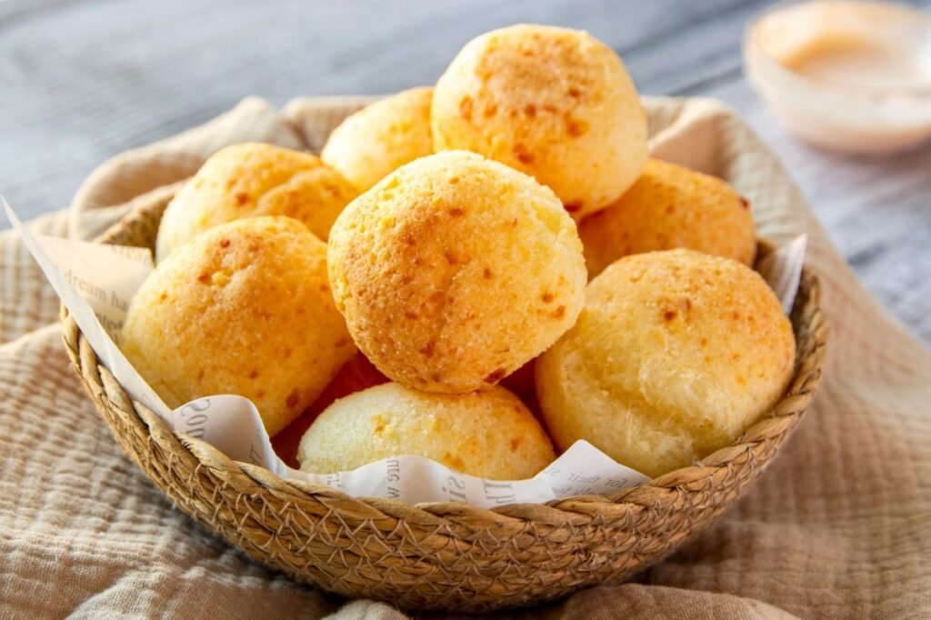 Pan chipa en un cestillo