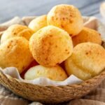 Pan chipa en un cestillo